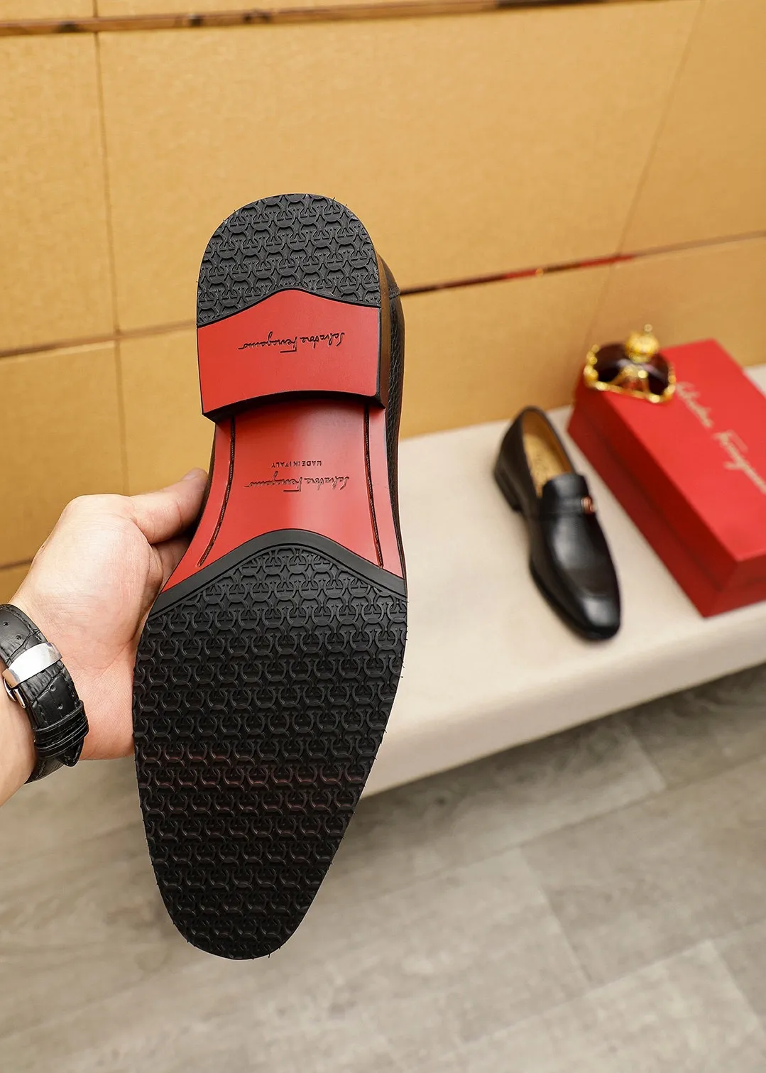 Men's shoes 💰460 💐 Product trademark: Ferragamo "Ferragamo" casual leather shoes Regular size: 38-44 (45.46🉑️customized) Product materials: Selected imported first-layer pebbled cowhide leather upper + luxury hardware buckle, imported water-dyed cowhide leather lining. Strong three-dimensional visual effect, original outsole color: 2 colors available